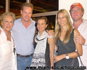Iran_Issa-Khan,_Austin_and_Sarah_Harrelson,_Marnie_Howard,_Michael_Leondas_Kirkland,_Yardbird_opening_evening,_Miami_Beach_for_MK's_birthday Iran Issa-Khan, Austen and Sarah Harrelson, Marnie Howard, and Michael Leondas Kirkland
